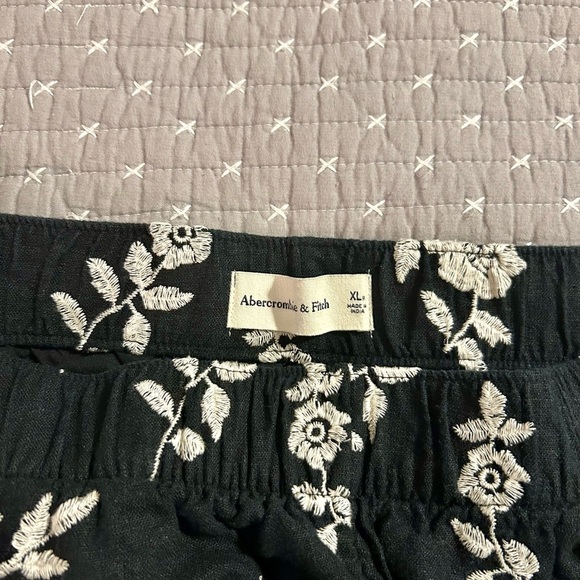 Abercrombie & Fitch Black Floral High Waist Shorts Size XL Linen Blend $79 - Picture 3 of 4